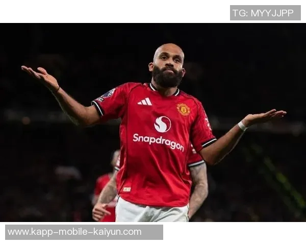 姆伯莫终于领奖英超10月最佳球员奖杯落入手中